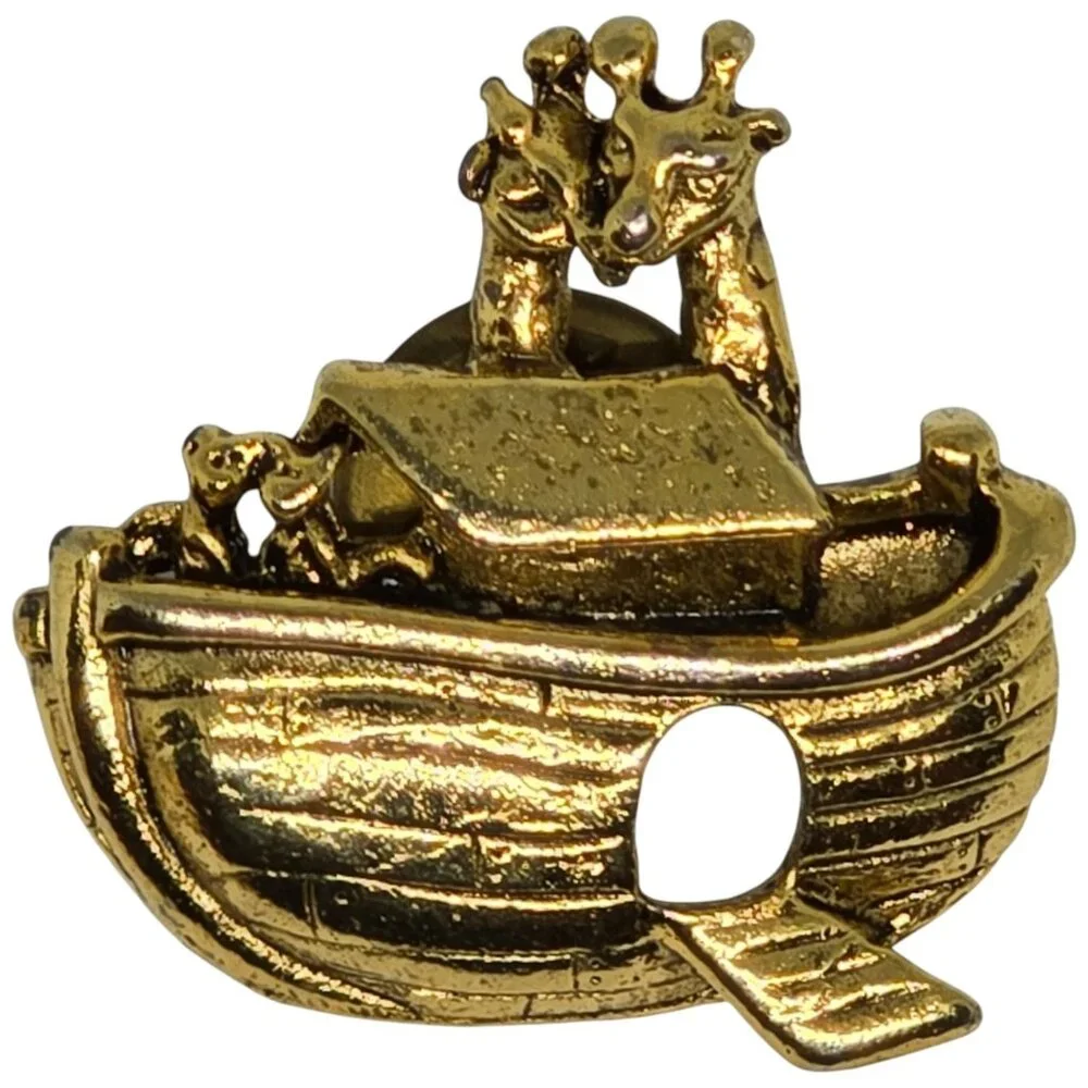 Noahs Ark-Themed Gold-Toned Metal Pin Brooch‎ With Adorable Giraffe Details
